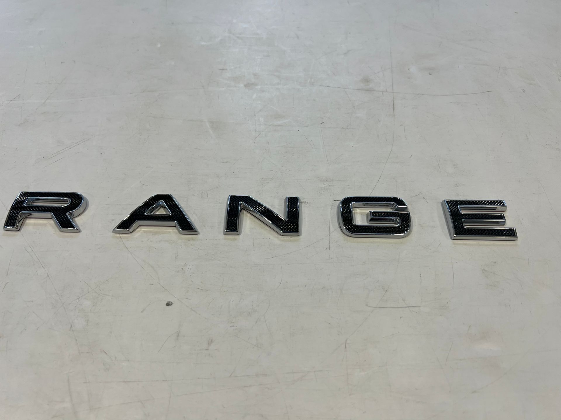 LR076943 Bagaj Yazısı RANGE Range Rover