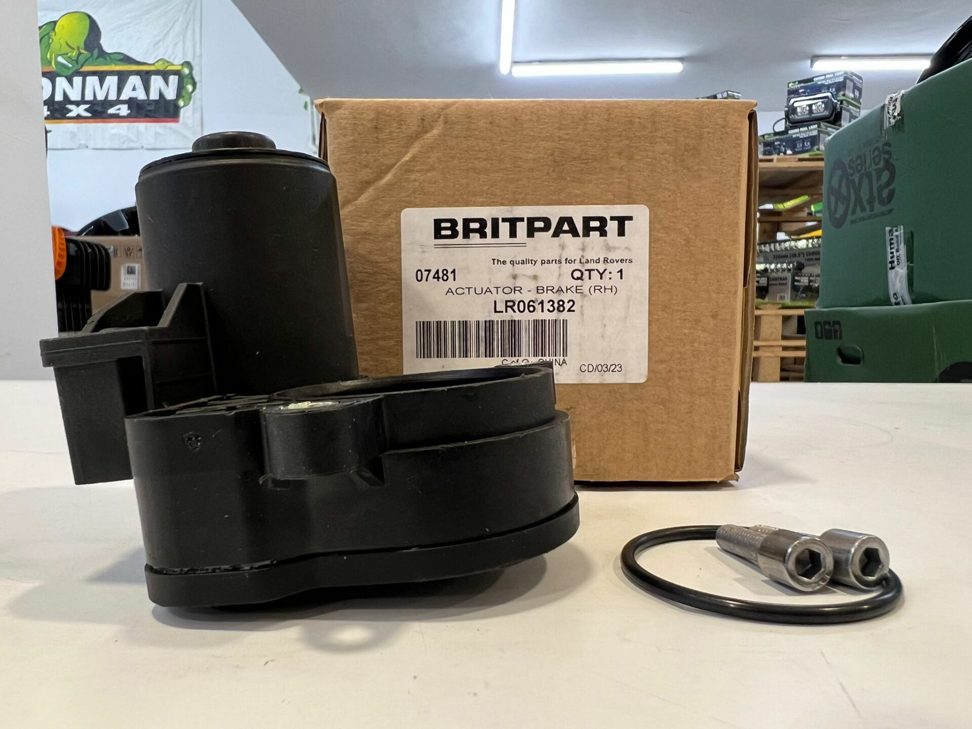 LR061382 T4N7522 Park Freni Sağ Range Rover Discovery