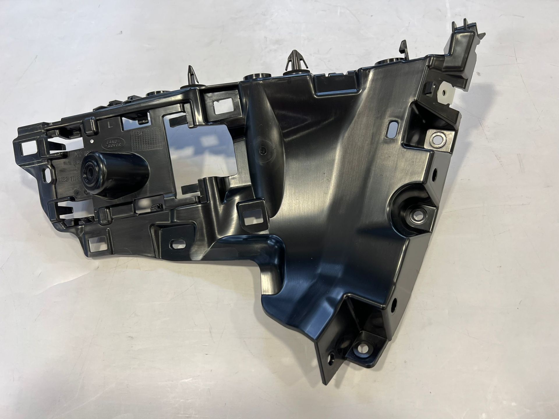 Yeni Defender Arka Tampon Braketi Sol LR129801