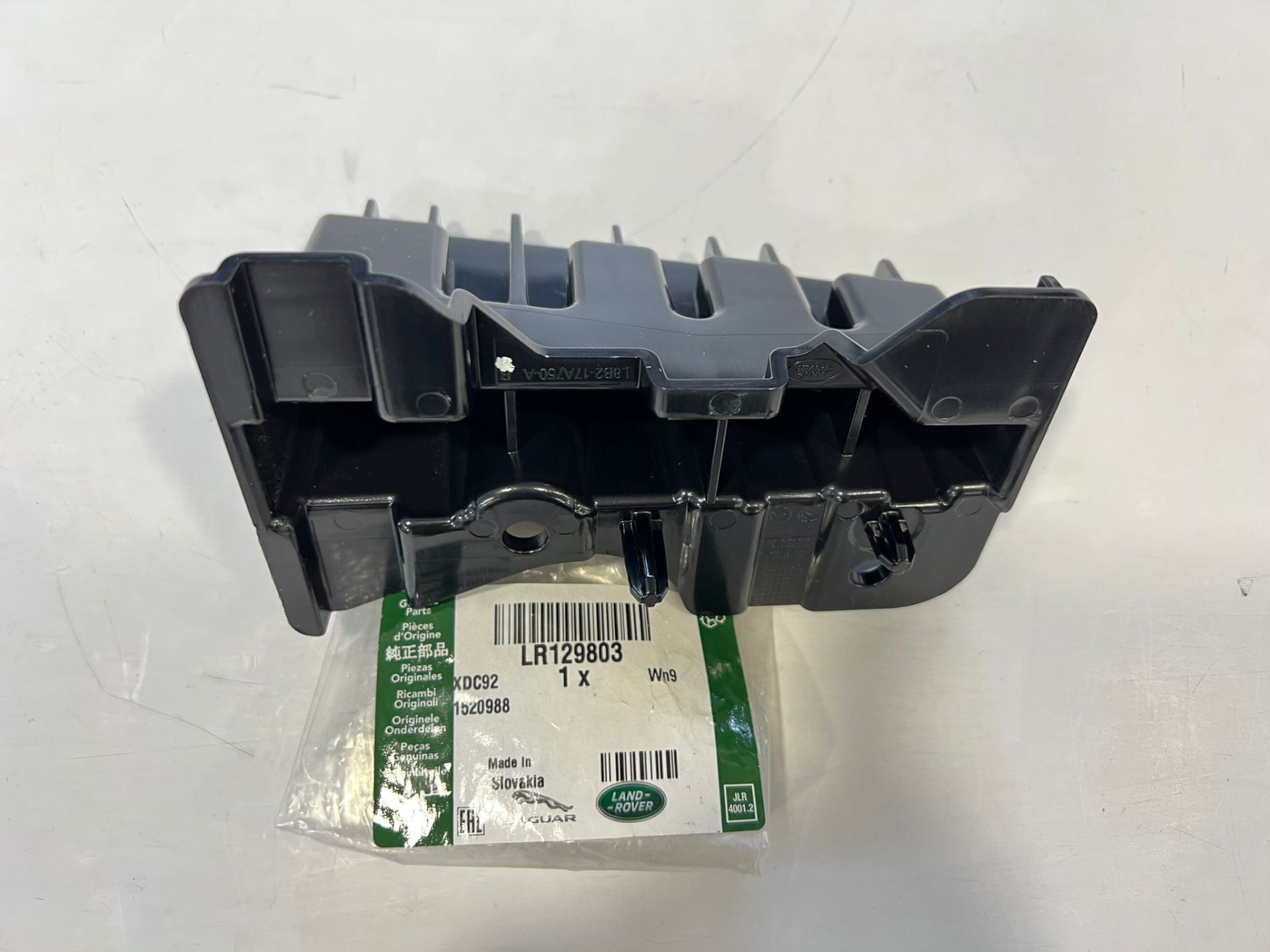 Yeni Defender Arka Tampon Braketi Sağ LR129803