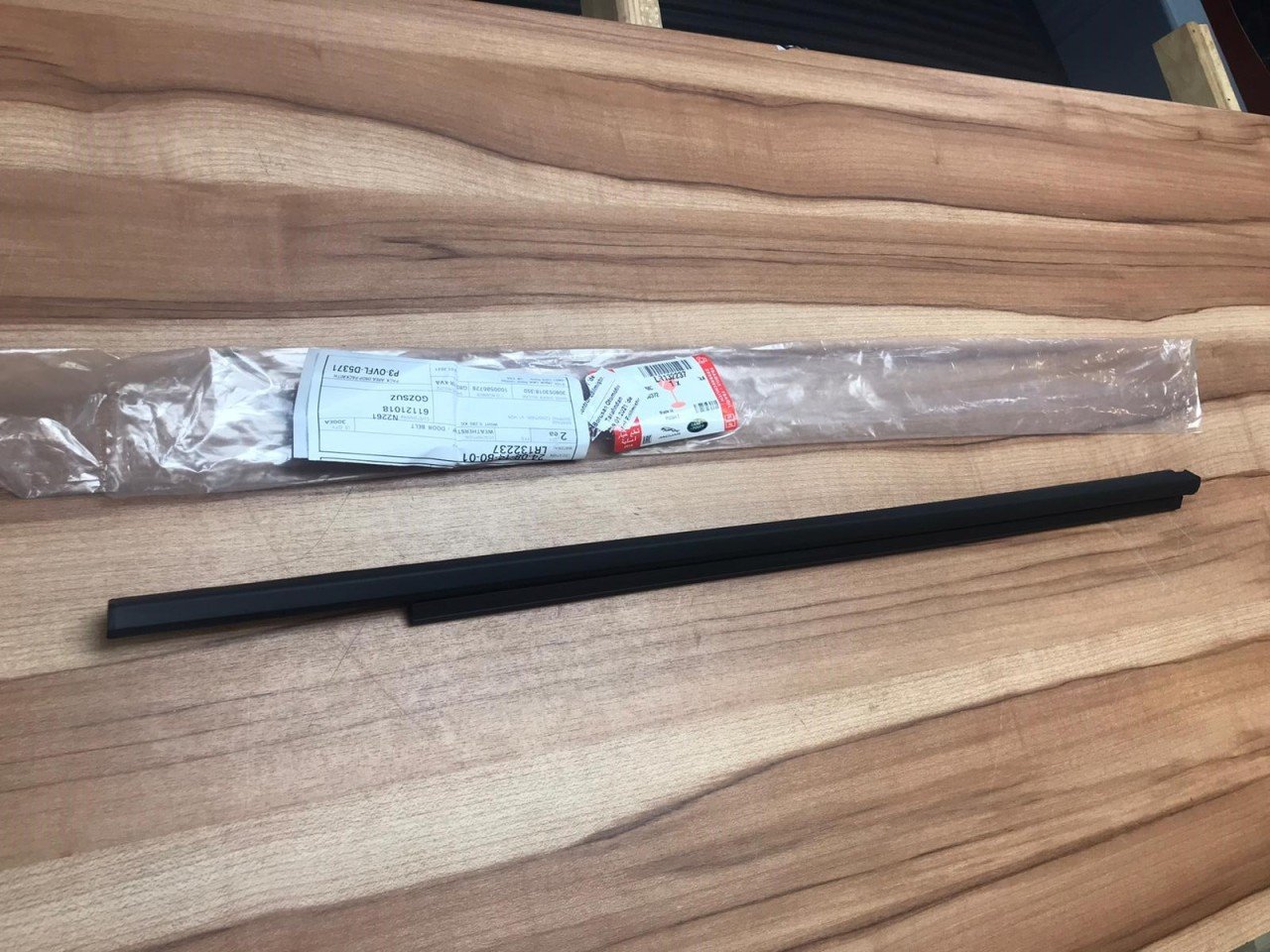 Yeni Defender Arka Kapı Camı Dış Sıyırıcı Fitil Sol LR132237