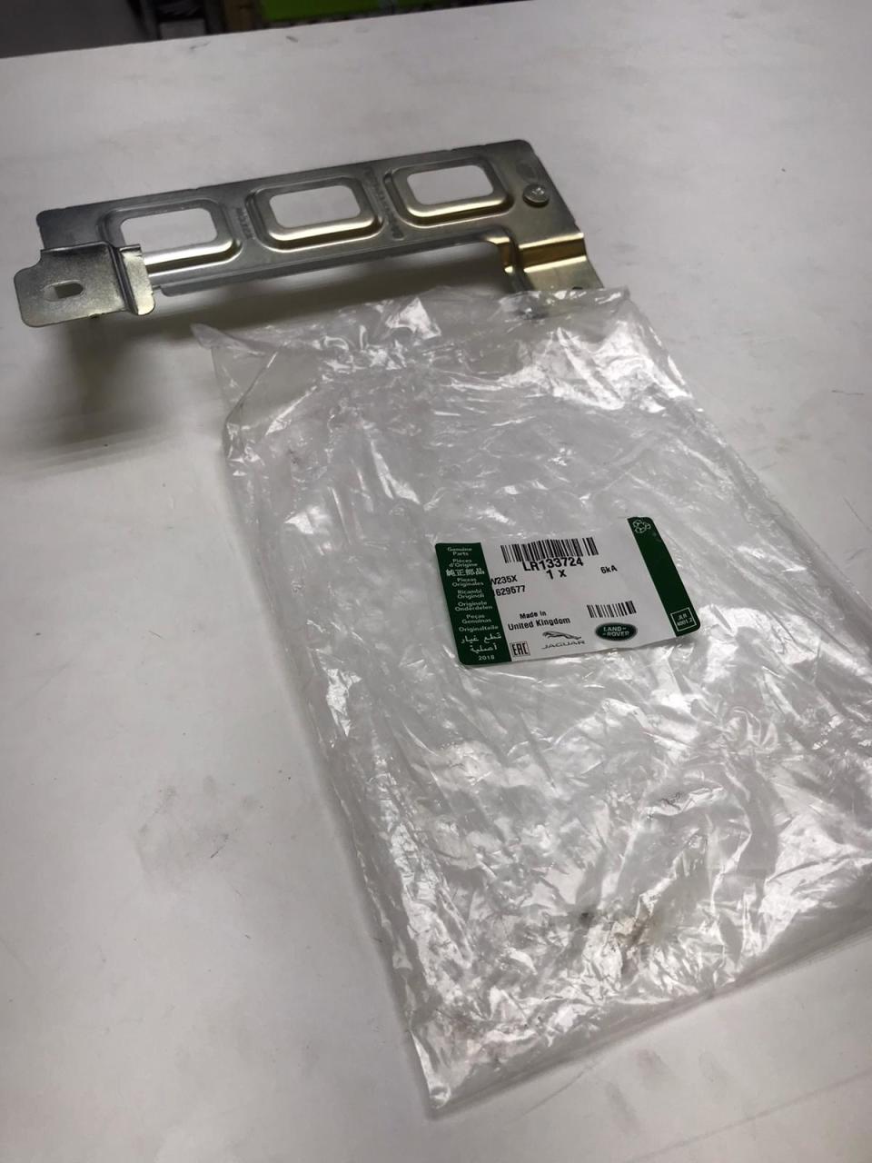 Yeni Defender Arka Tampon Çeki Braketi LR133724