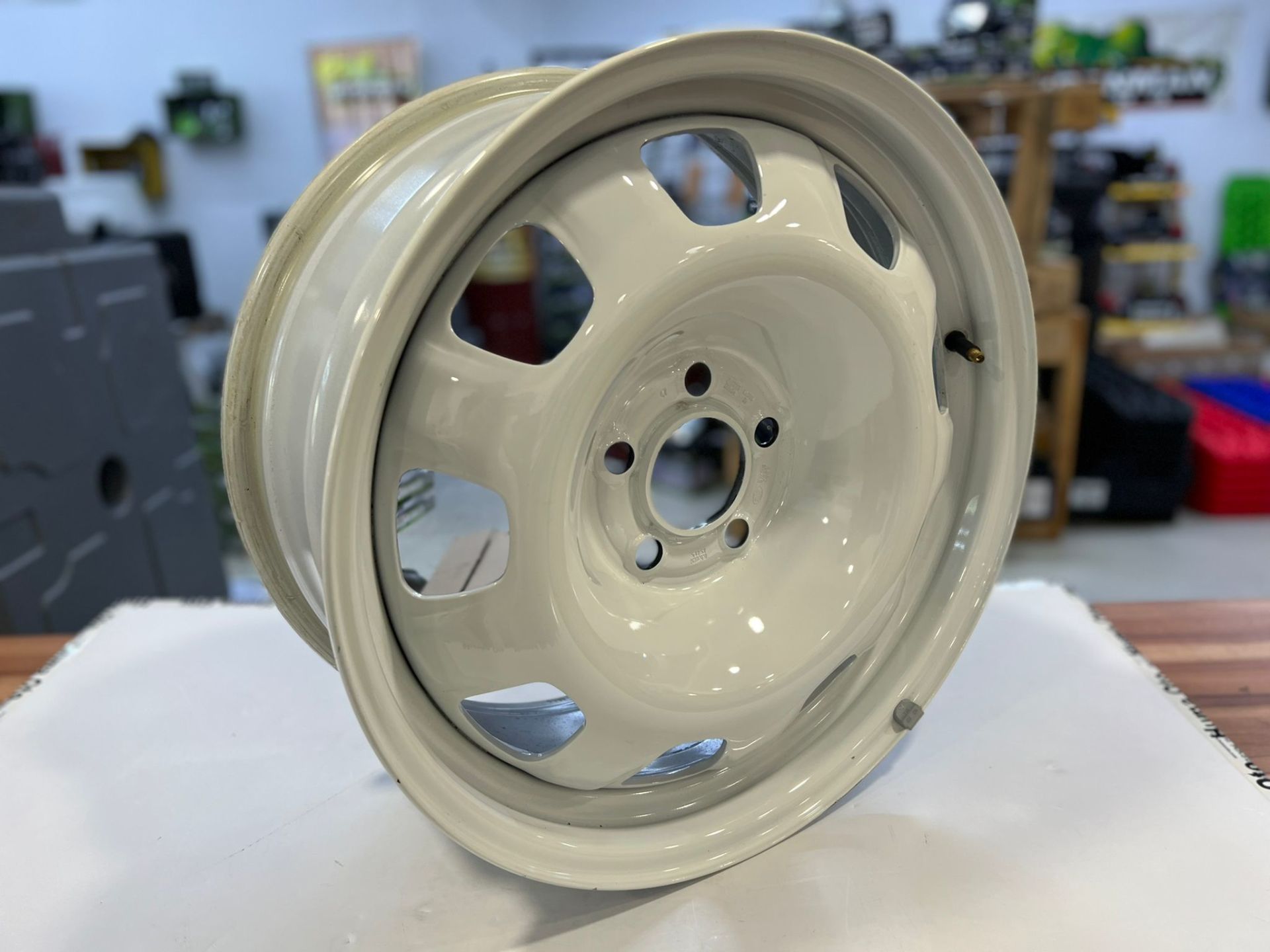 LR143917 Sac Jant Fuji Beyazı 18x8 Yeni Defender