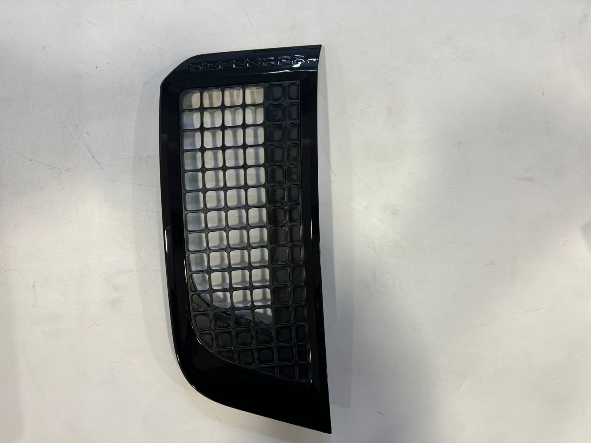 LR146278 Ön Çamurluk Izgarası Sol Defender