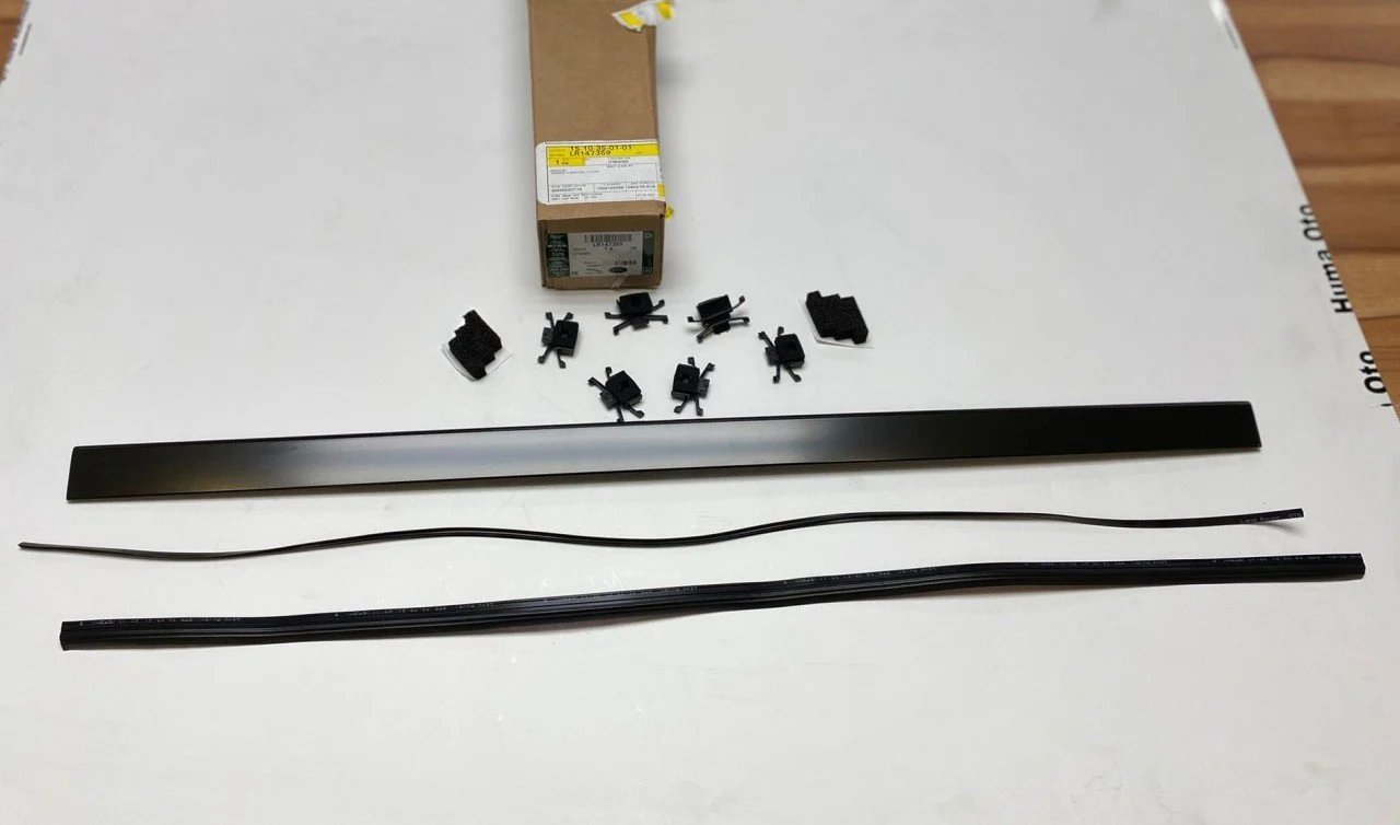 Defender Bagaj Cam Altı Çıtası Sol LR147359