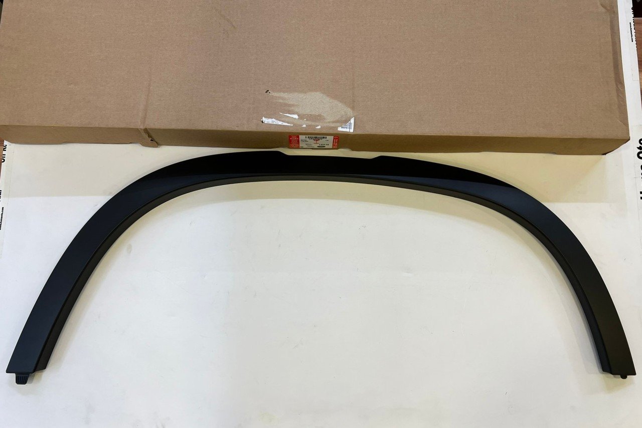 LR147922 LR130582 Sağ Ön Çamurluk Kaplaması Defender